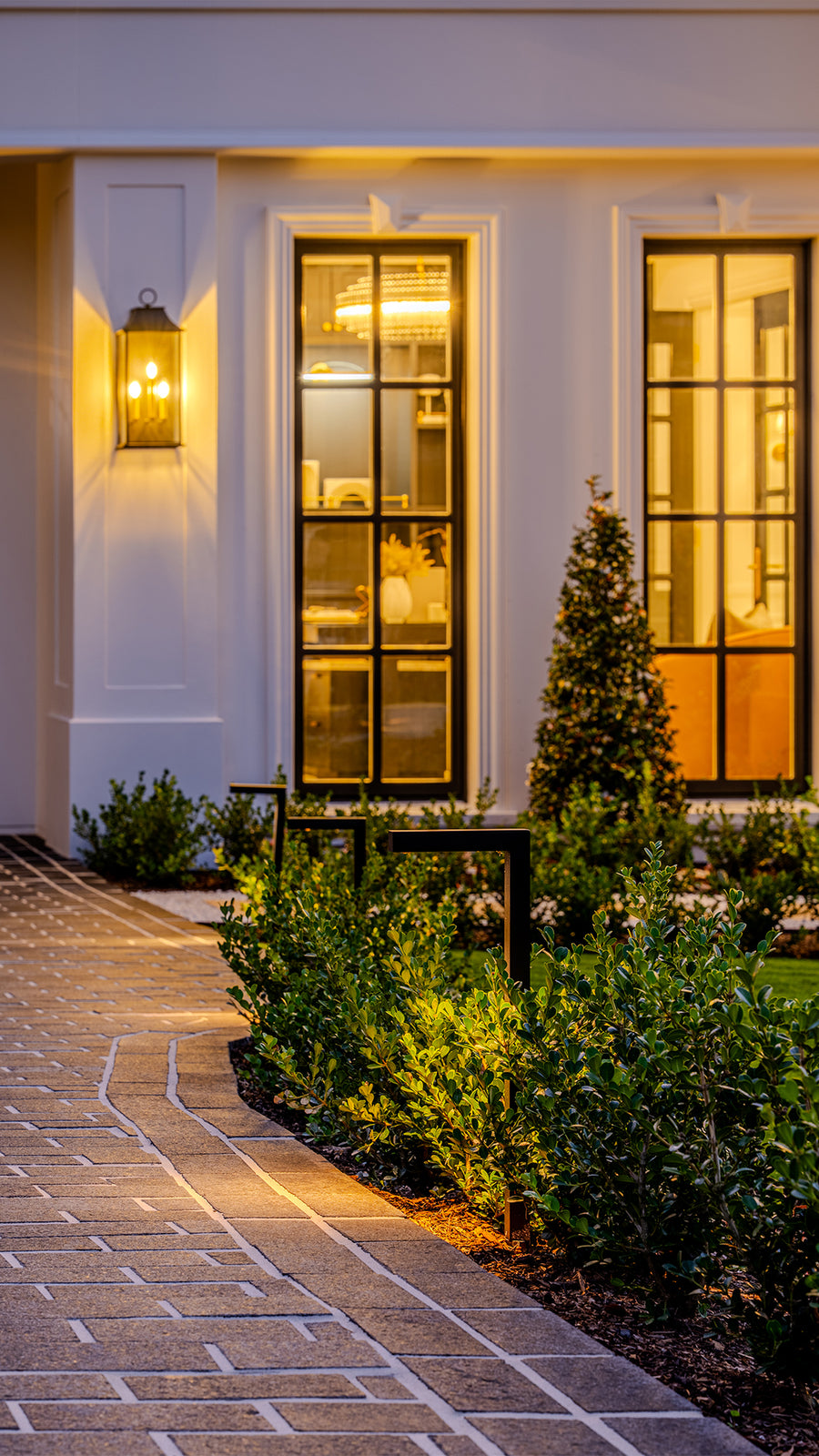 Black Garden Path Lights Along Front Garden Walkway